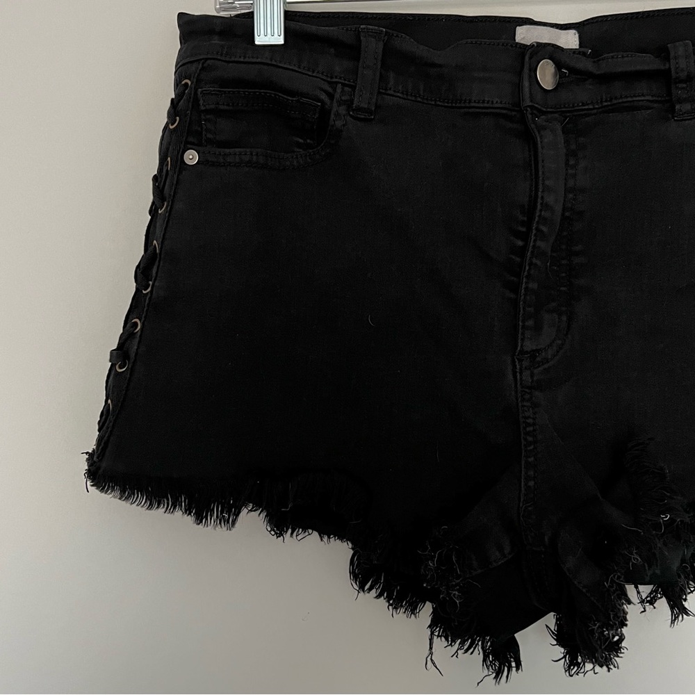 Black frayed hem shorts.